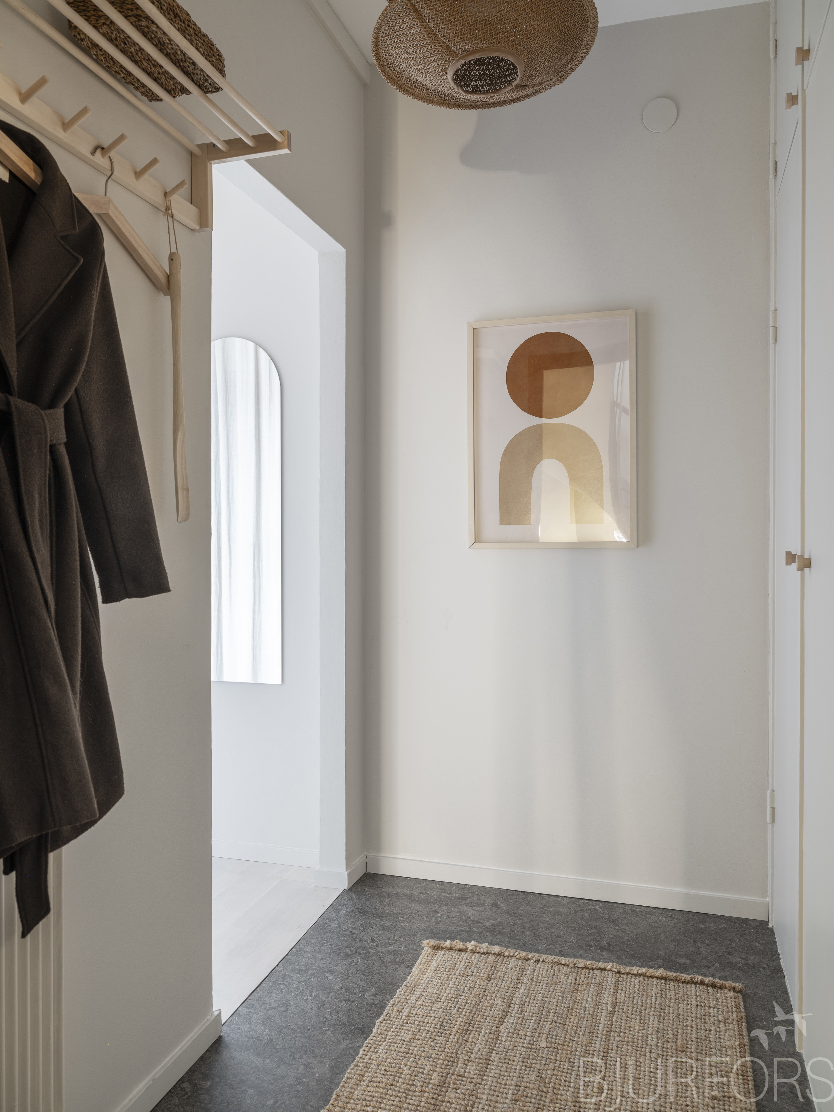 Garderobsrenovering, tapetrivning, slipning, spackling, målning av tak och väggar, slipning och oljning av golv