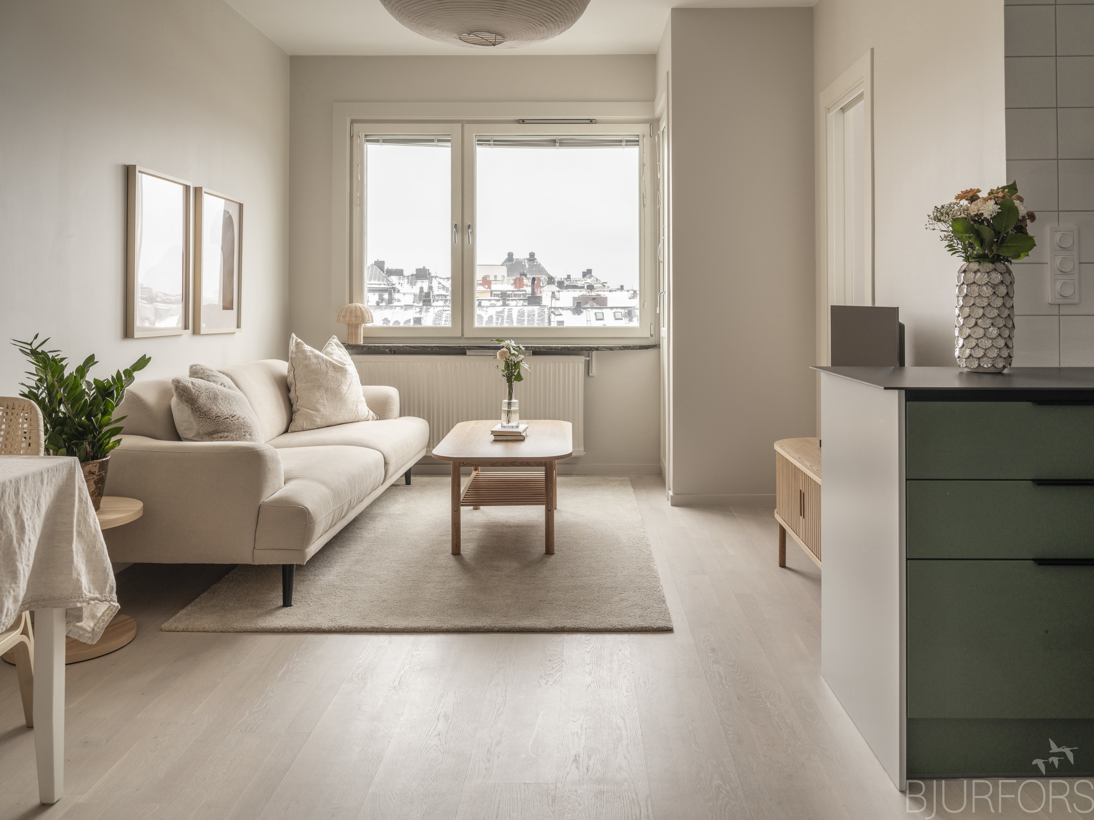 Renoverad ljus lägenhet med vit pigmenterad ekparkett.